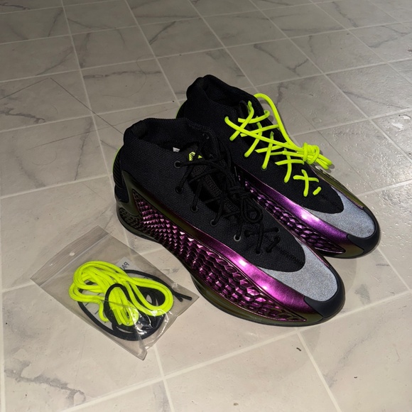 Basketball Shoes - Picture 2 of 5